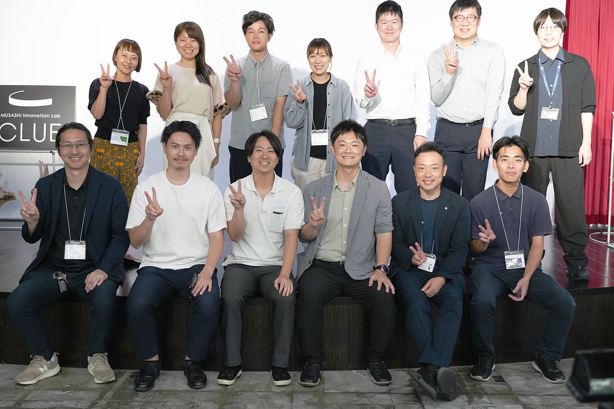 東三河ミライ会議2040 第1回の参加者、題材企業、主催者の集合写真。CLUEのステージ前で